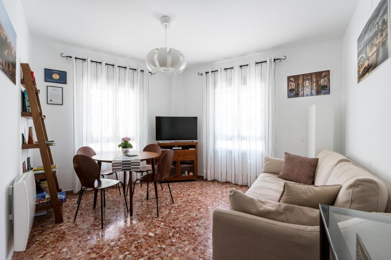 Anna - Triana Apartment Sevilla Bagian luar foto